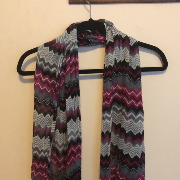 BCBG Max Azria / Miley Cyrus Chevron Scarf - Picture 3 of 5